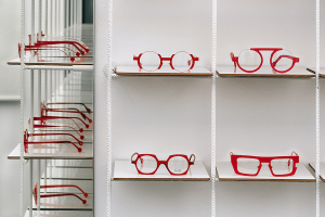 Gafas rojas en La Salita de Asun en nuestra óptica de Valencia un proyecto de Carmen Baselga