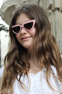 Marta con gafas rosas de madera Nina Mûr