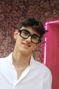 Álex con las gafas de moda Theo
