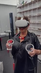 Asun Oliver experimentando la sala de metaverso con gafas de realidad virtual