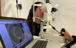 Diagnóstico con topógrafo corneal en la óptica de Valencia Asun Oliver